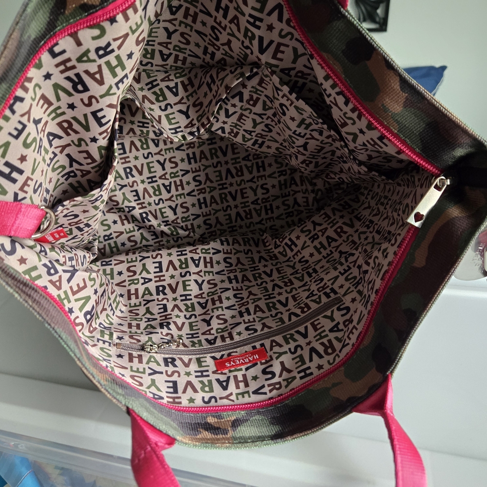 Harveys Seatbelt GI Jane Tote, Camo With Razzleberry Strap And Handles - Picture 3 of 4